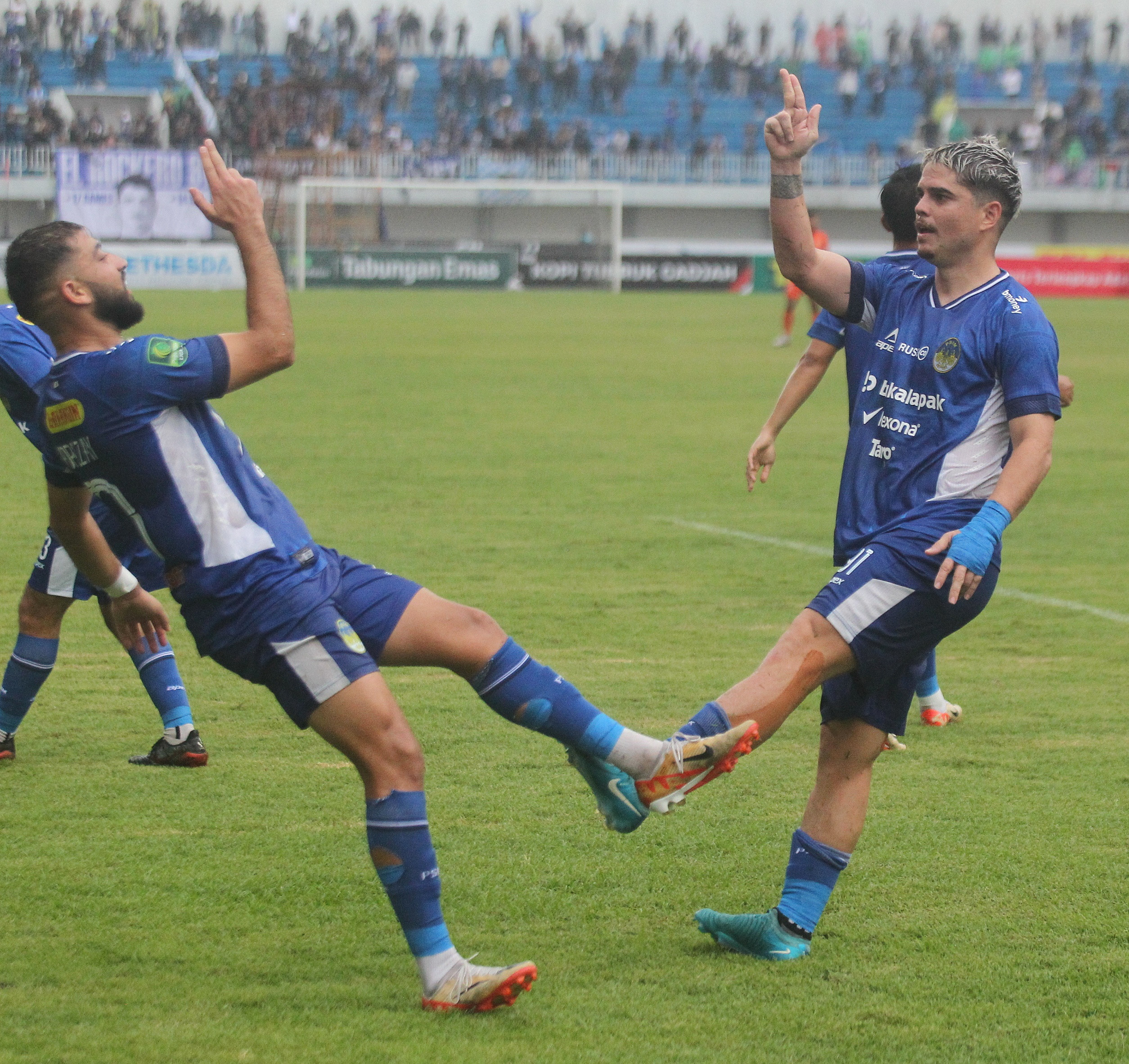 Pemain PSIM Jogja Rafinha melakukan selebrasi bersama Omid Popalzay