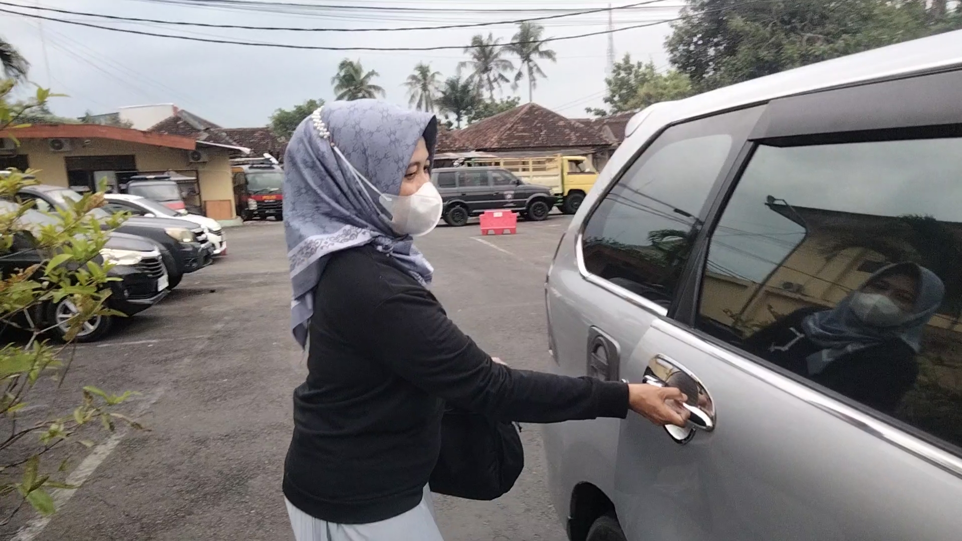 BUNGKAM: Kepala Sekolah SMPN 7 Mojokerto Evi Poespita Hany usai menjalani pemeriksaan di Mapolres Gunungkidul, kemarin (31/1).