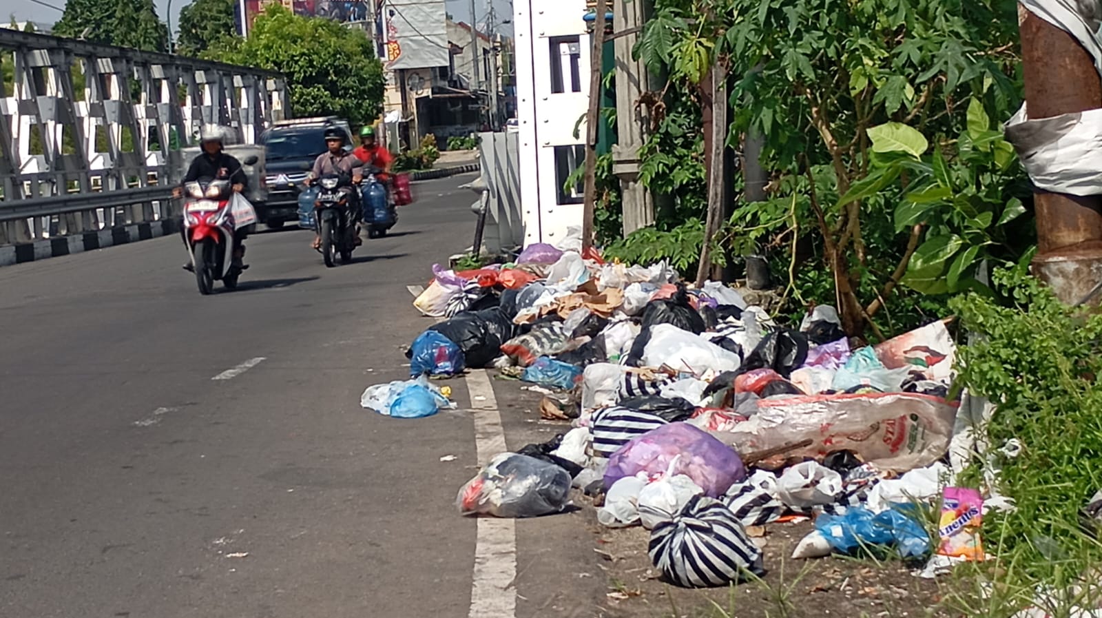 Ilustrasi pembuangan sampah liar.