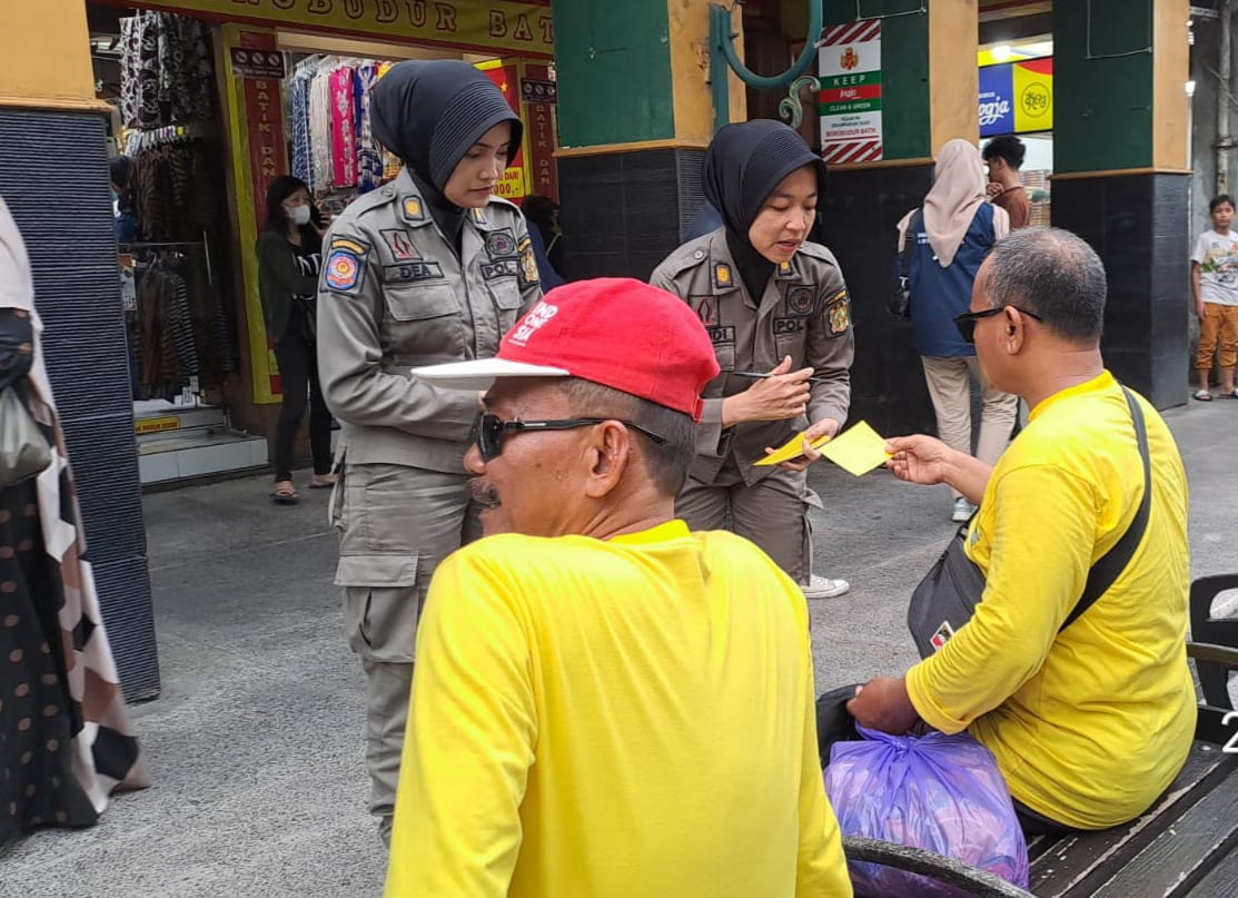 DAPAT KARTU KUNING: Personel Satpol PP Kota Jogja saat memberi sanksi administratif berupa kartu kuning kepada pelanggar KTR di Malioboro belum lama ini.  (DOKUMENTASI SATPOL PP KOTA JOGJA)