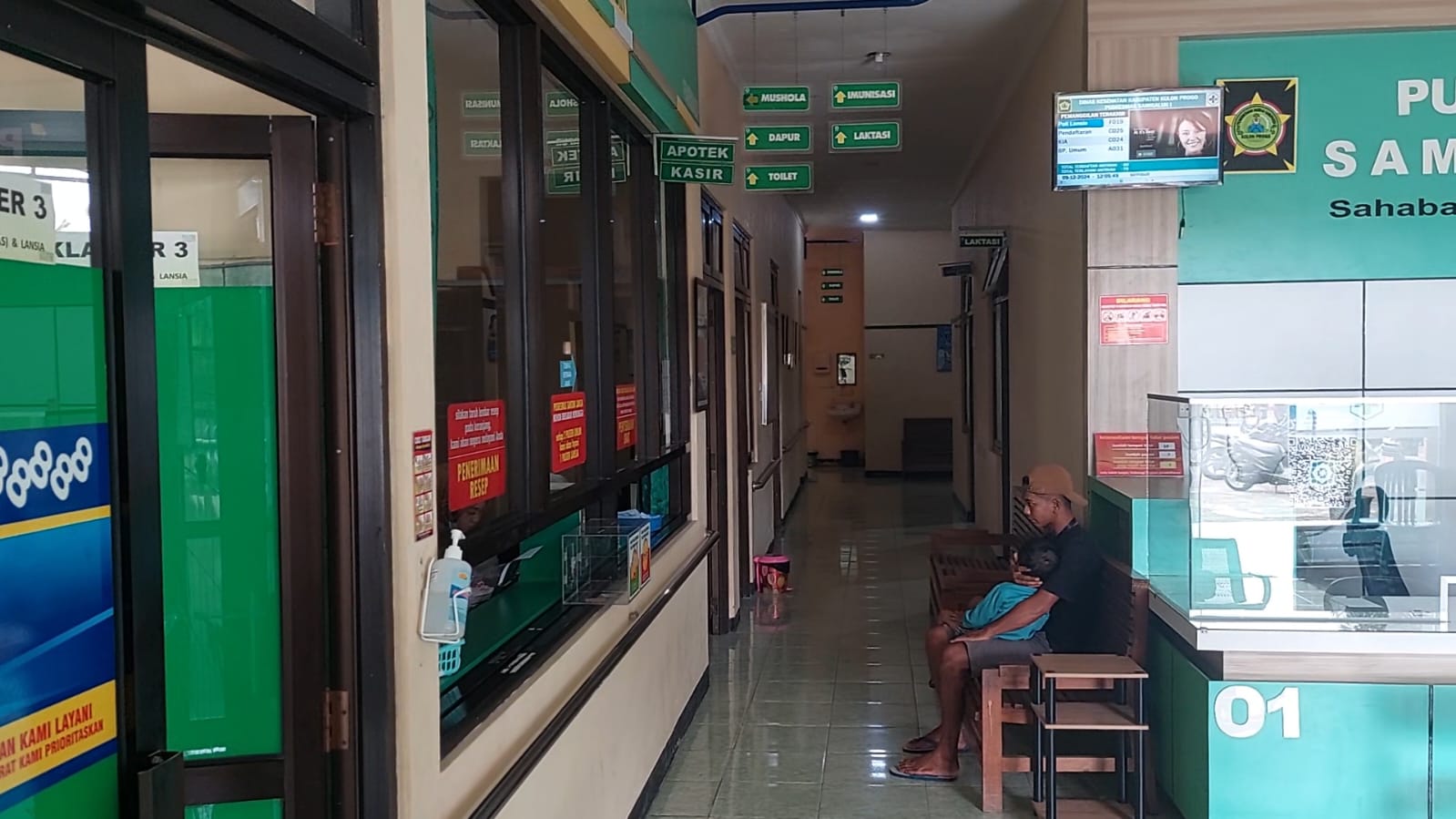AKTIVITAS: Pengunjung Puskesmas Samigaluh menunggu antrian pemeriksaan.&nbsp;