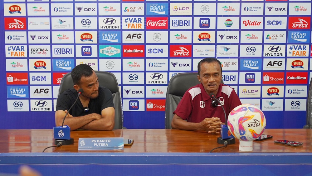 Direktur Teknik PS Barito Putera, Frans Sinatra Huwae (kanan) didampingi Rizky Pora (Kiri) dalam sesi pers pre-match BRI Liga 1 kontra Persik Kediri (LIB)