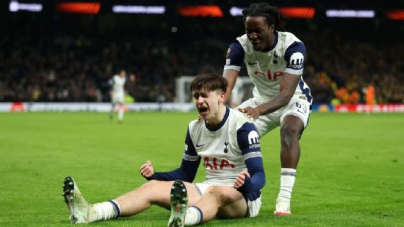 Dane Scarlett, Damola Ajeyi dan Mikey Moore menjadi bintang muda Tottenham Hotspur dalam kemenangan 3-0 atas Elfsborg di Europa League (getty)
