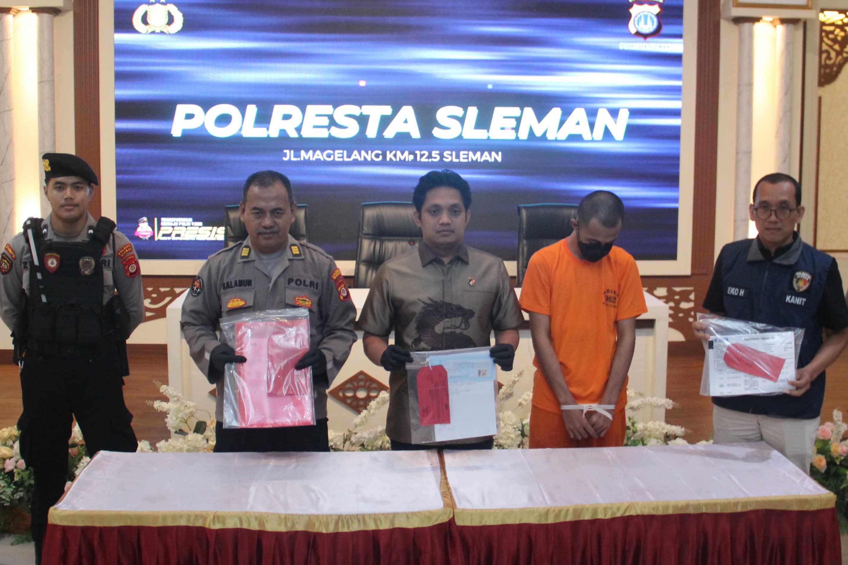 Jajaran Polresta Sleman menangkap pelaku penipuan jual-beli mobil antik senilai ratusan juta rupiah. Polisi menunjukkan barang bukti tersebut.