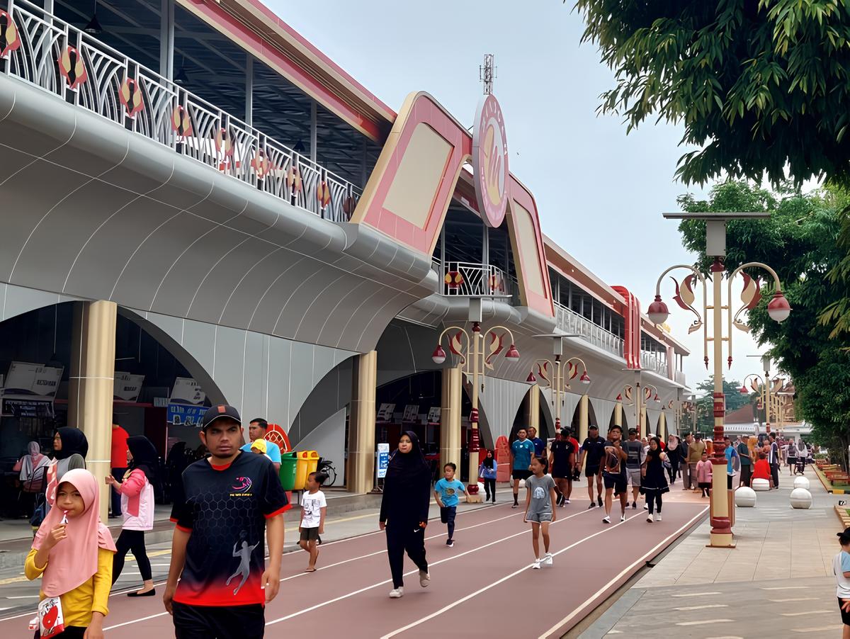 BEBAS PKL: Kawasan Alun-alun Pancasila steril dari pedagang kaki lima saat uji coba Car Free Day (CFD) pada Minggu (2/2).