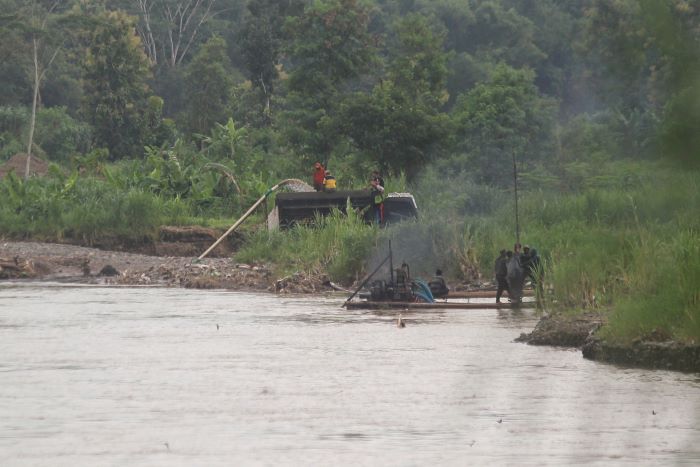 MERUSAK LINGKUNGAN: Salah satu aktivitas penambangan pasir di Kali Progo (30/1/2025). Dinas PUPESDM DIY menyebut ada 16 penambang ilegal di sepanjang Kali Progo.