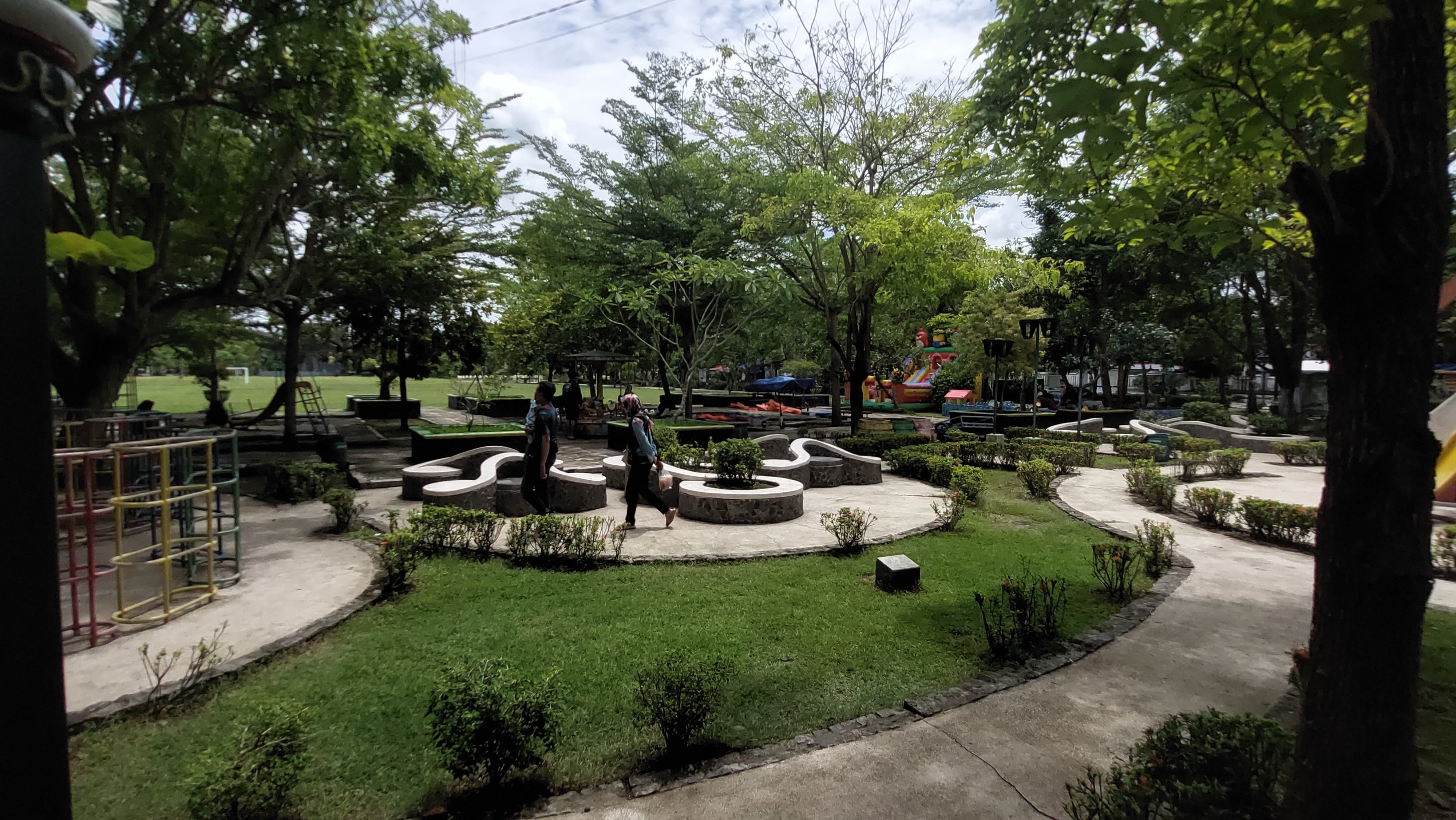 AKTIVITAS: Pengunjung Alwa menikmati fasilitas taman bermain.