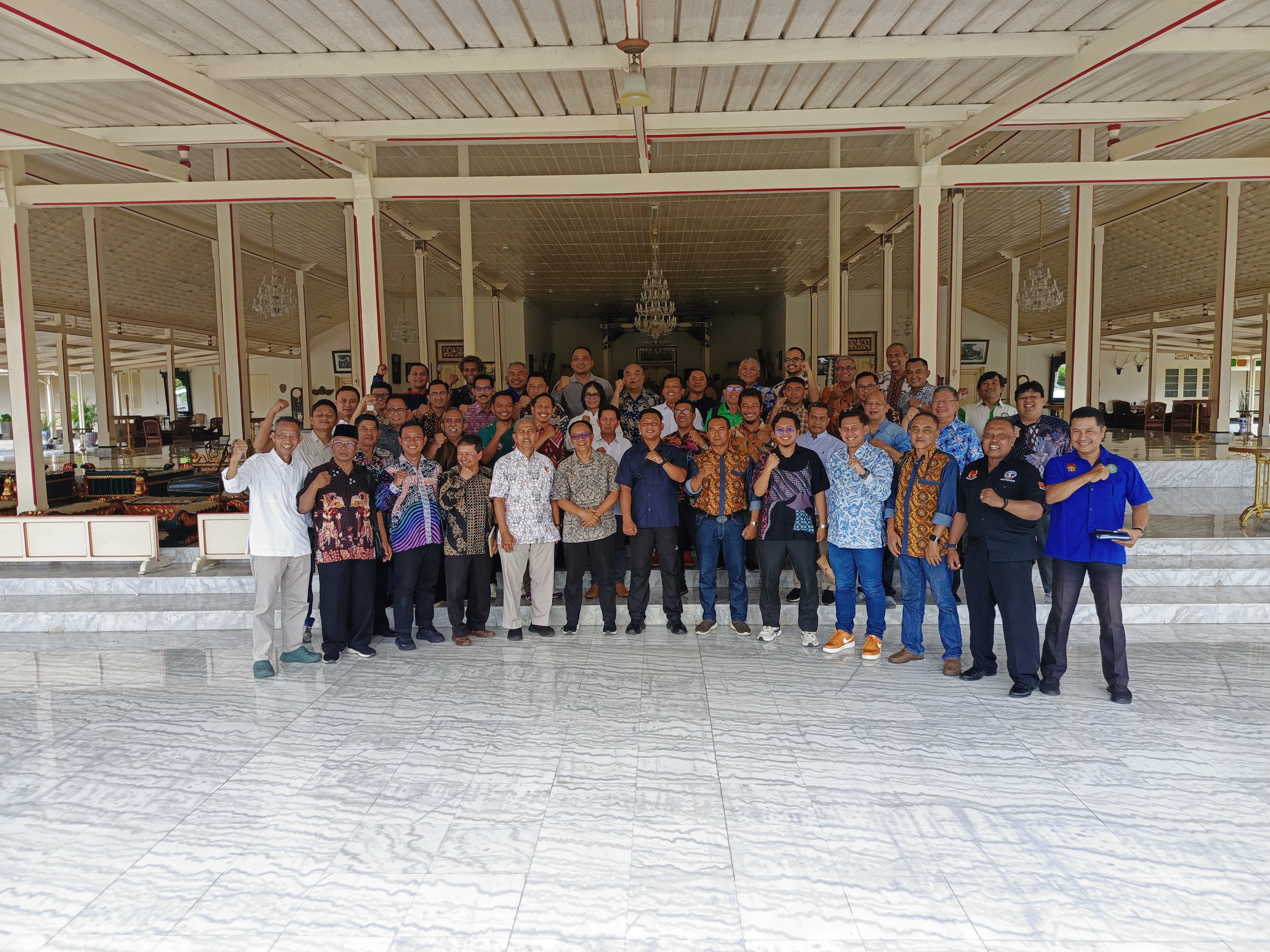 Perwakilan 47 anggota KONI DIJ dari unsur cabang olahraga, badan fungsional dan KONI Kabupaten/Kota se-DIJ saat bertemu KGPAA Paku Alam X untuk memberikan dukungan sebagai Calon Ketum KONI DIJ periode