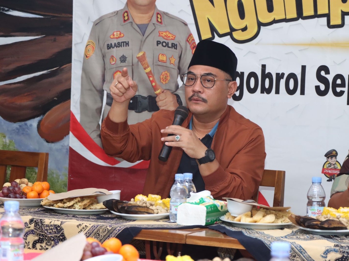 Kapolres Kebumen AKBP Baasith berdialog dengan warga Desa Wero, Kecamatan Gombong membahas kondusifitas pasca Pilkada 2024.