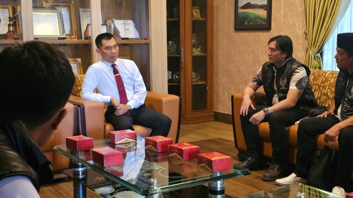 Bupati Gunungkidul Sunaryanta saat bertemu Densus 88 di ruangannya, Jumat (31/1/2025) lalu.