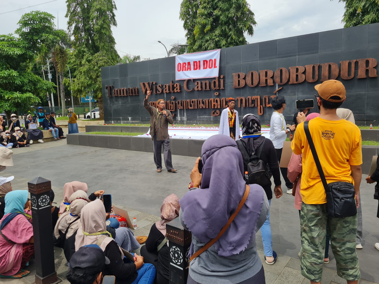 AKSI: Warga dari berbagai elemen turun ke jalan untuk menyuarakan aspirasinya soal pengelolaan dan pelestarian Candi Borobudur, Minggu (2/2/2025).  (NAILA NIHAYAH/RADAR JOGJA)