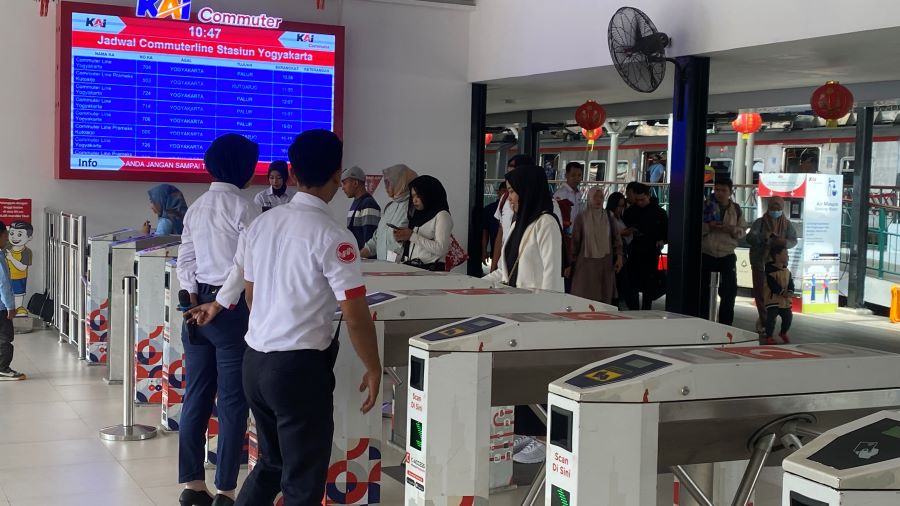 SUASANA : Pintu Selatan Stasiun Yogyakarta mulai dipenuhi penumpang imbas dari diberlakukannya Gapeka 2025.