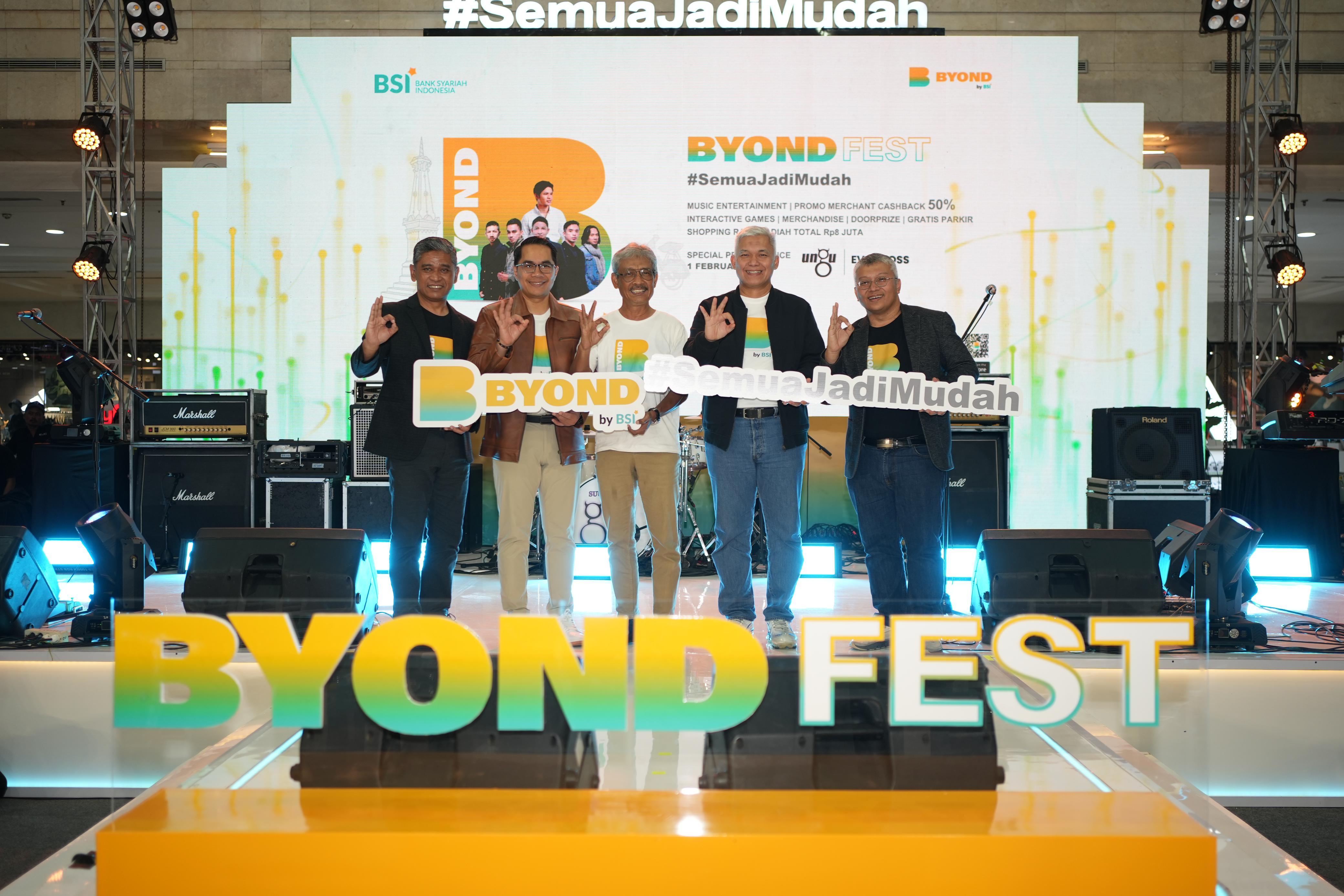 Area Manager BSI Yogyakarta Hari Nopa Kurniawan (kiri), Deputi Bank Indonesia Wilayah Yogyakarta Hermanto (dua dari kiri), Asisten Sekretaris Daerah Provinsi Yogyakarta Tri Saktiana (tiga dari kiri),