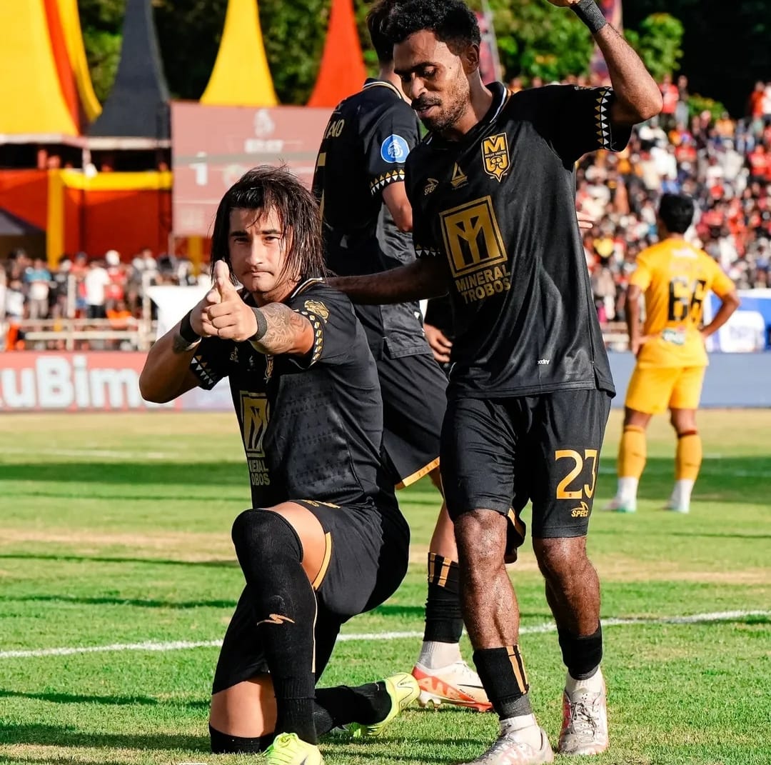 Selebrasi Diego Martinez usai mencetak gol penyeimbang bagi Malut United dalam hasil imbang 1-1 kontra Semen Padang (malut united)