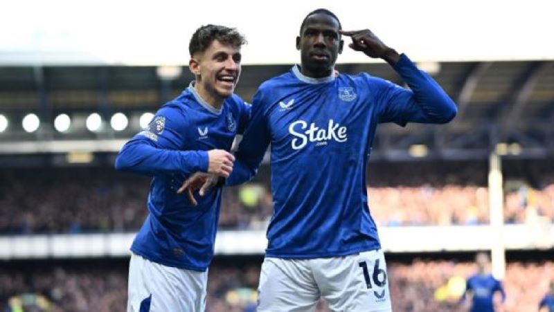 Selebrasi Abdoulaye Doucoure usai mencetak gol cepat dalam waktu 10,18 detik (getty images)