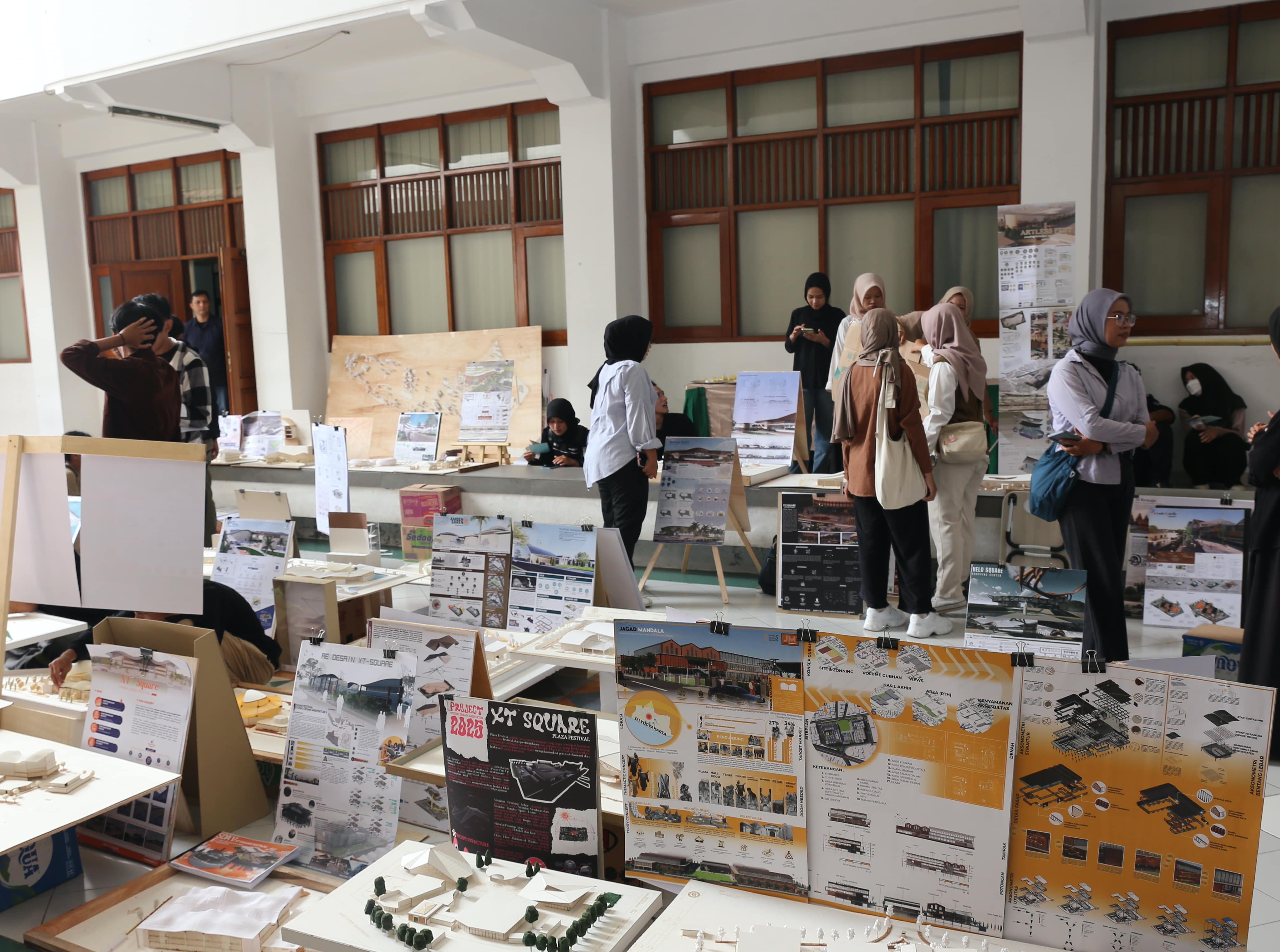 &nbsp;  Caption: Sejumlah karya desain arsitektur yang terangkum dalam pameran mahasiswa prodi Arsitektur UTY