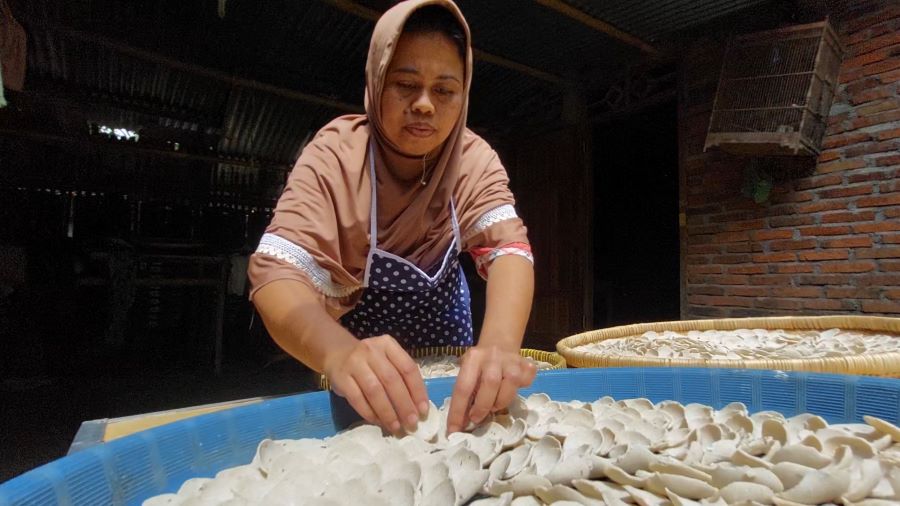 INOVASI PRODUK: Sunartri menjemur kerupuk tulang ikan lele sebelum dipasarkan ke berbagai daerah.