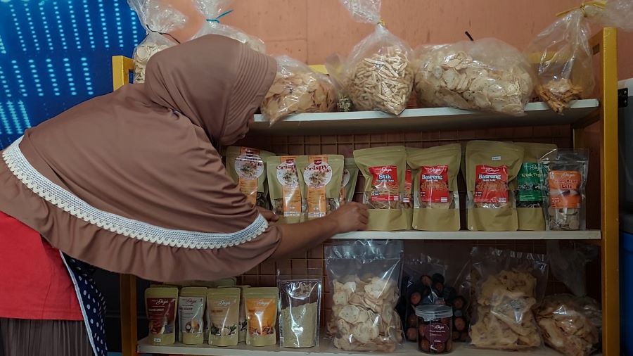INOVASI PRODUK: Sunartri menjemur kerupuk tulang ikan lele sebelum dipasarkan ke berbagai daerah.