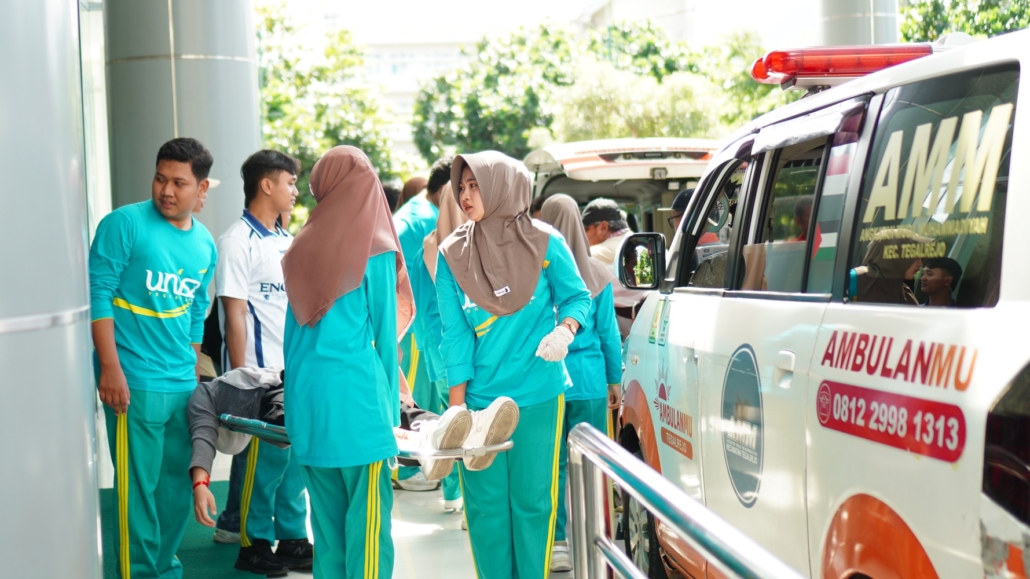 Humas Unisa Jogjakarta&nbsp;  &nbsp;  Caption: Para mahasiswa prodi Keperawatan Unisa Jogjakarta saat mengikuti simulasi gempa bumi, sebagai upaya pelatihan teknis dan mental tanggap darurat bencana&nbsp;