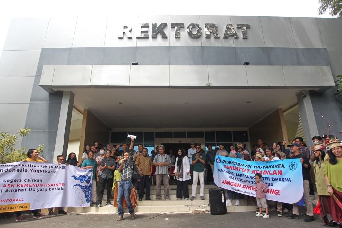 Puluhan dosen ASN ISI Jogja saat menggelar aksi unjuk rasa di depan gedung rektorat ISI Jogja, Senin(3/2/2025). Mereka menuntut pencairan tunjangan kinerja (tukin)