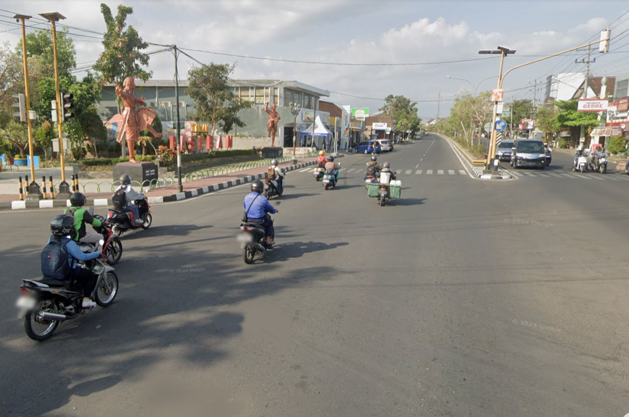 Suasana di perempatan Taman Paseban, Bantul. Lokasi tersebut banyak terdapat LPJU.
