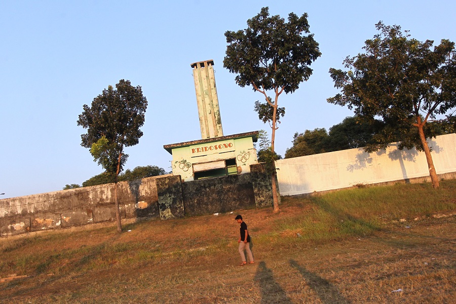 Seseorang berjalan di sekitar Stadion Kridosono Jogja.