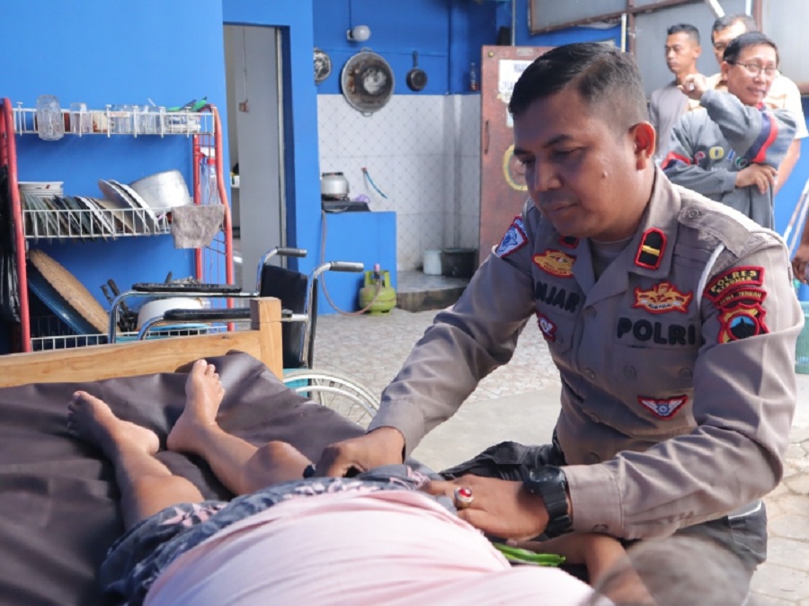PELAYANAN MASYARAKAT : Ipda Lanjar Pamuji memberikan pengobatan alternatif kepada masyarakat kurang mampu di Pos Lantas Gombong setiap hari Jumat.