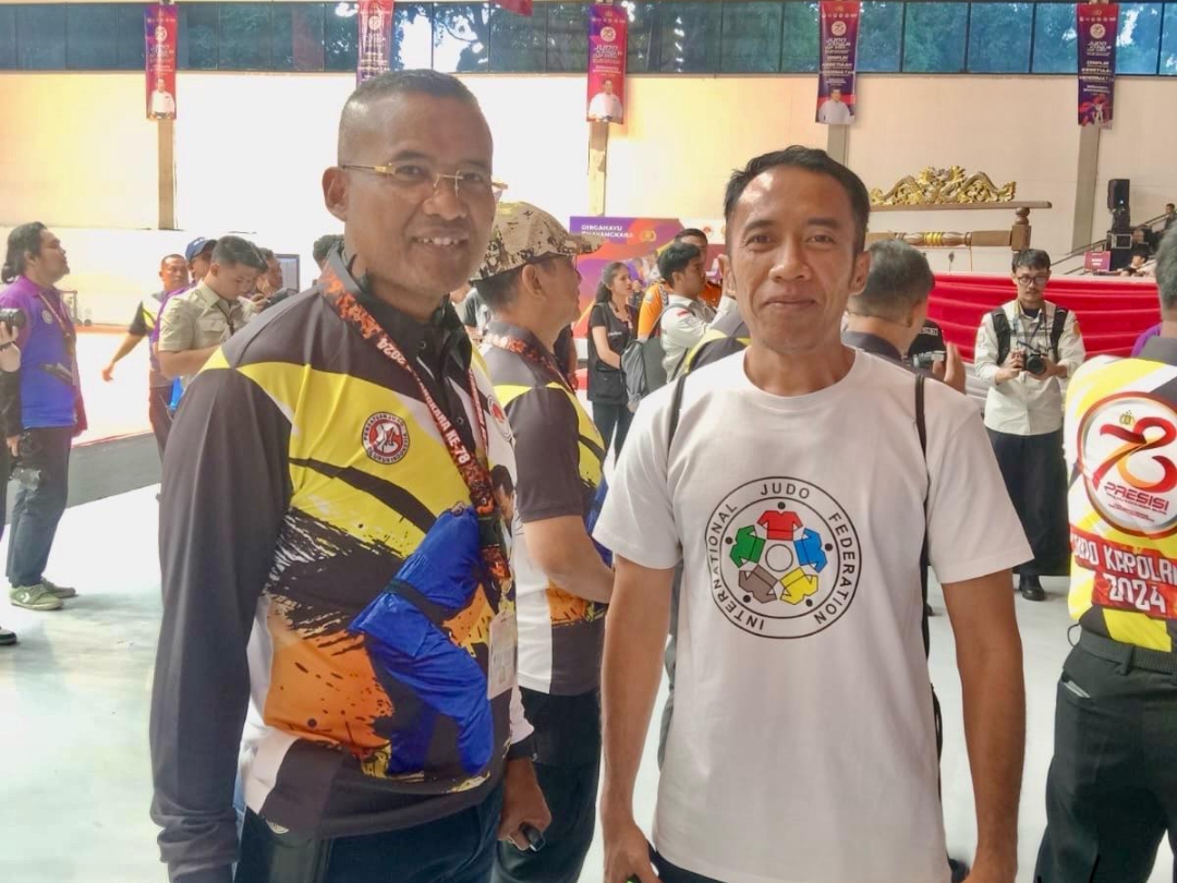 PEDULI OLAHRAGA : Kombes Latif Usman berswafoto bersama atlet judo asal Kebumen saat Kapolri Cup 2024.