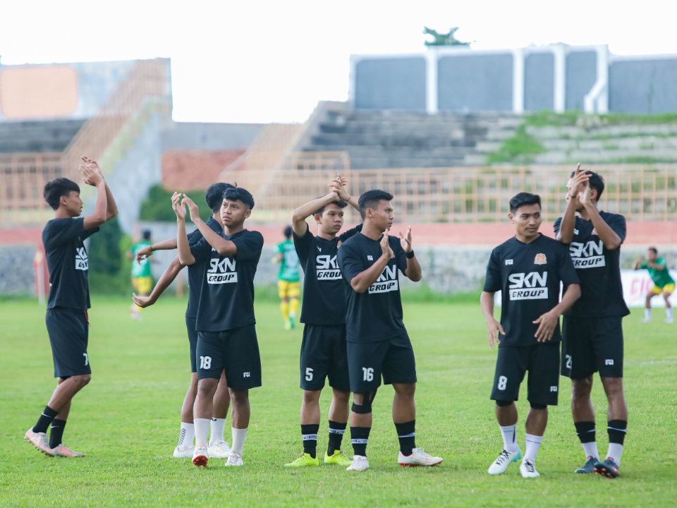 PUNCAK KLASEMEN : Pemain Persak Kebumen menyapa suporter dalam laga lanjutan Liga 4 Jateng.