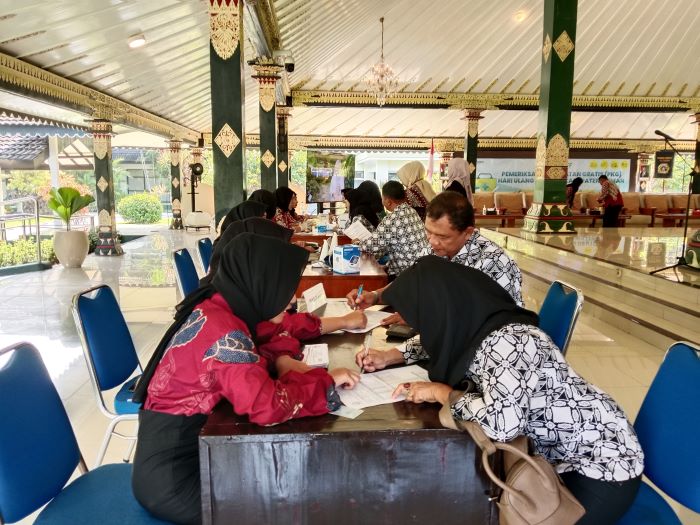 LAYANAN GRATIS: Pemeriksaan kesehatan yang digelar di Pendopo Parasamya Pemkab Sleman Senin (3/2/2025).