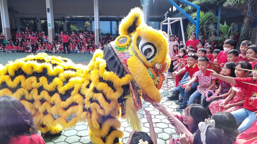 MERIAH: Ratusan siswa dari jenjang KB-TK dan SD Tarakanita Bumijo antusias menyaksikan penampilan Barongsai di sekolah dalam rangka perayaan Imlek.