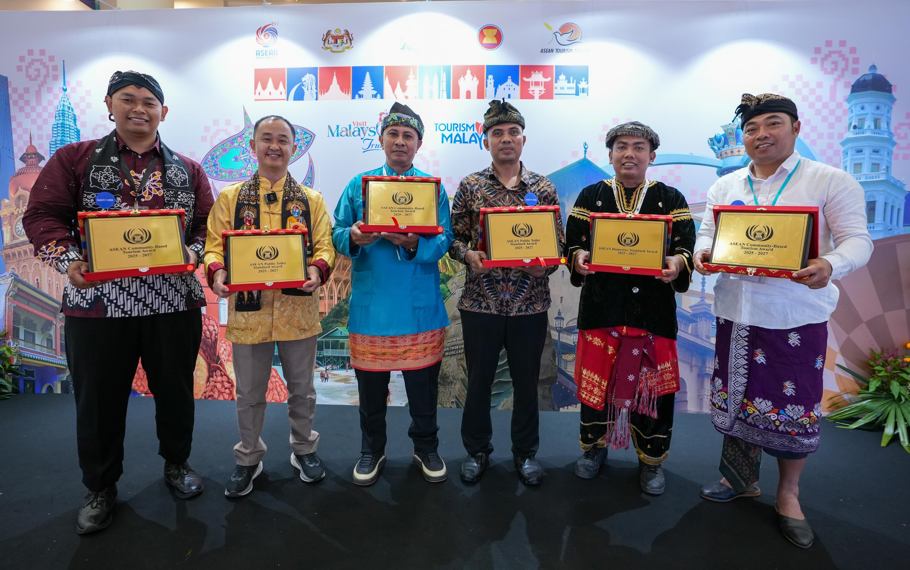 Buah Manis Komitmen BCA Optimalkan Potensi Desa Wisata Binaan &ndash; Para pemenang ASEAN Tourism Awards 2025 (foto atas) saat menghadiri ASEAN Tourism Award Ceremony 2025 di Persada Johor