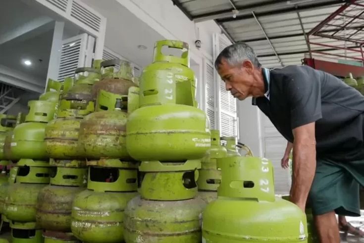 TUMPUKAN: Pembeli LPG menurunkan tabung dari kendaraannya.&nbsp;