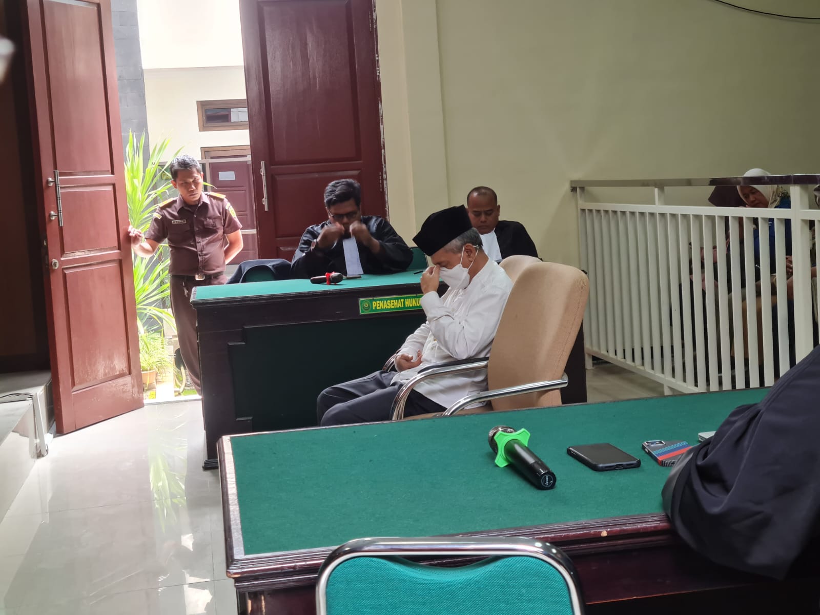 MENUNDUK: Terdakwa Ahmad Labib tampak menunduk saat majelis hakim membacakan putusan, Senin (3/2/2025).  (NAILA NIHAYAH/RADAR JOGJA)