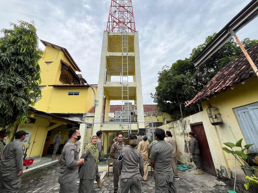 SEGEL : Personel Satpol PP Kota Jogja saat melakukan penyegelan terhadap menara telekomunikasi yang melanggar peraturan di Jalan Mangkuyudan, Mantrijeron, Kota Jogja, Senin (3/2/2025).