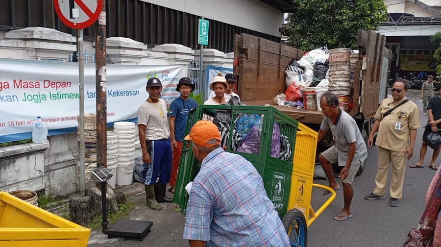 HARI PERTAMA: Kegiatan para transporter di Kelurahan Gunungketur saat mengumpulkan sampah dari rumah-rumah warga, Senin (3/2/2025).