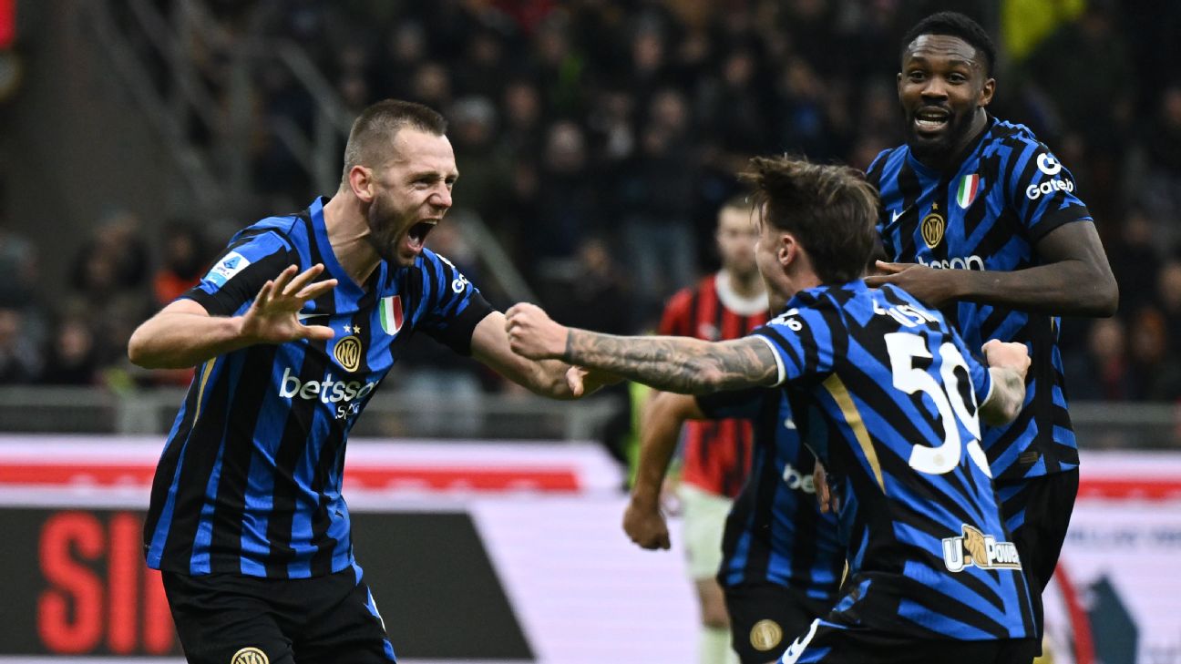 Selebrasi penggawa Inter usai Stefan de Vrij mencetak gol penyeimbang di menit akhir dalam pertandingan derbi della madonnina Seria A kontra AC Milan