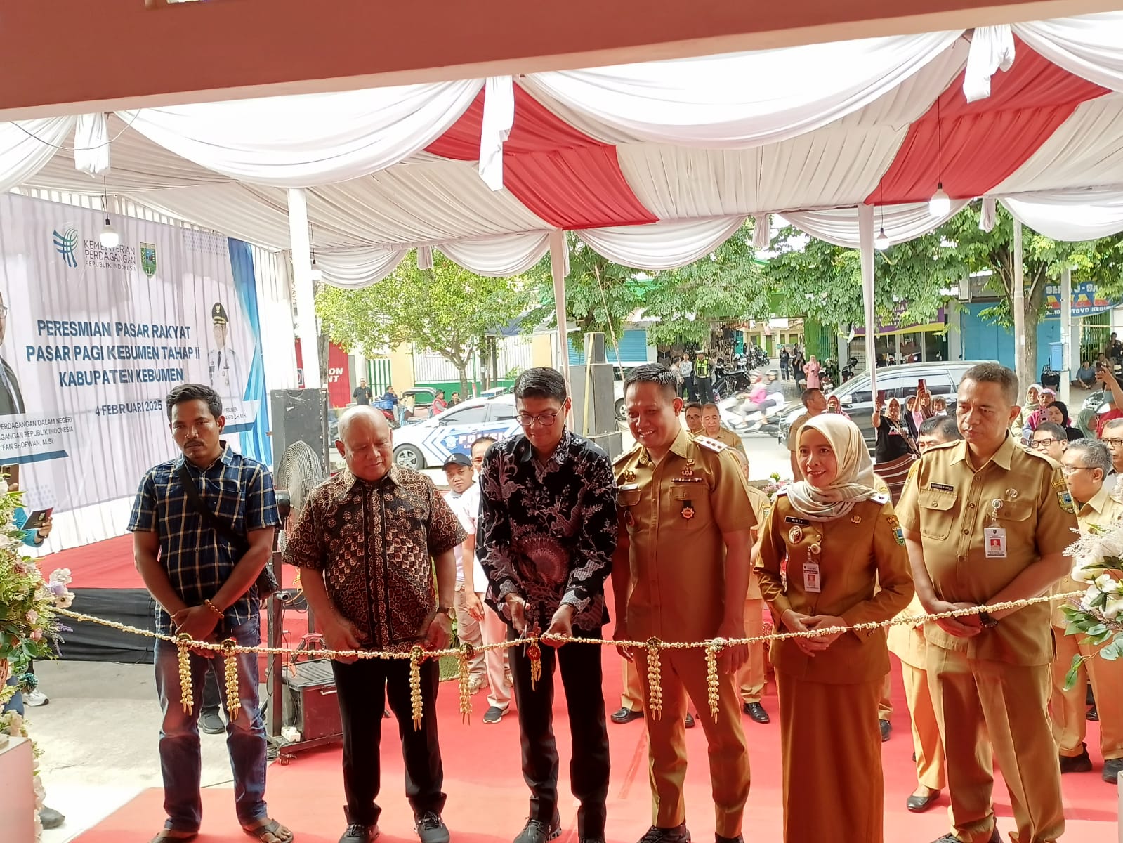 PERESMIAN : Pejabat Kementerian Peragangan Iqbal Soffan Shofwan didampingi Bupati Kebumen Arif Sugiyanto meresmikan Pasar Pagi Kebumen, Selasa (4/2).