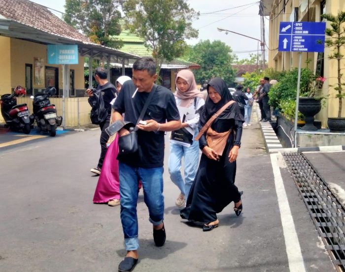 CARI KEADAILAN: Didampingi kuasa hukumnya, Istiqomah, ibunda Malven Yusuf Adh Dhuqa melaporkan kejadian yang menewaskan anaknya di Pantai Drini ke Polres Gunungkidul Selasa (4/2/2025)