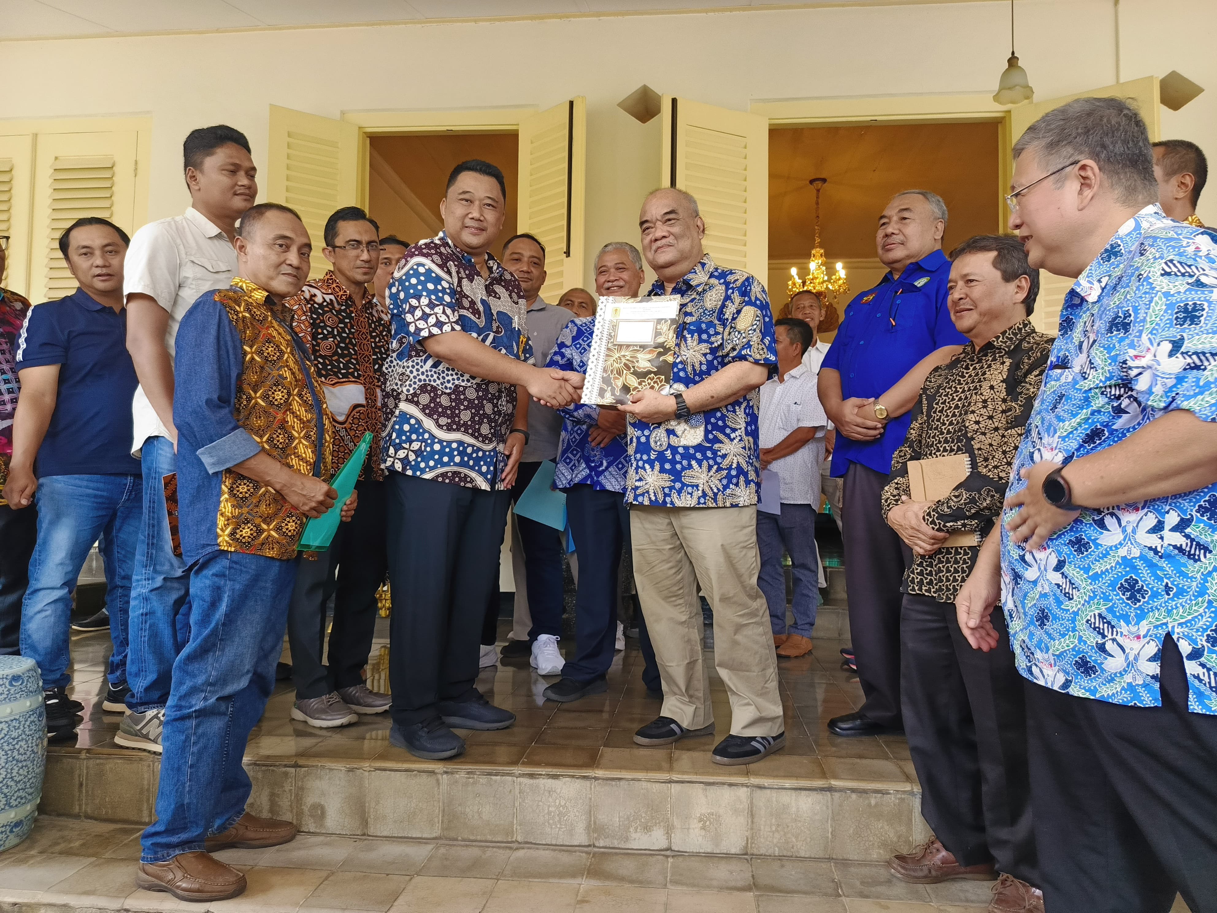 Dewan Penasehat Pengda Bapomi DIJ Sumaryanto (tengah belakang) saat mendampingi perwakilan Pengda Bapomi DIJ menyerahkan surat dukungan kepada KGPAA  Paku Alam X untuk menjadi Ketua Umum KONI DIJ