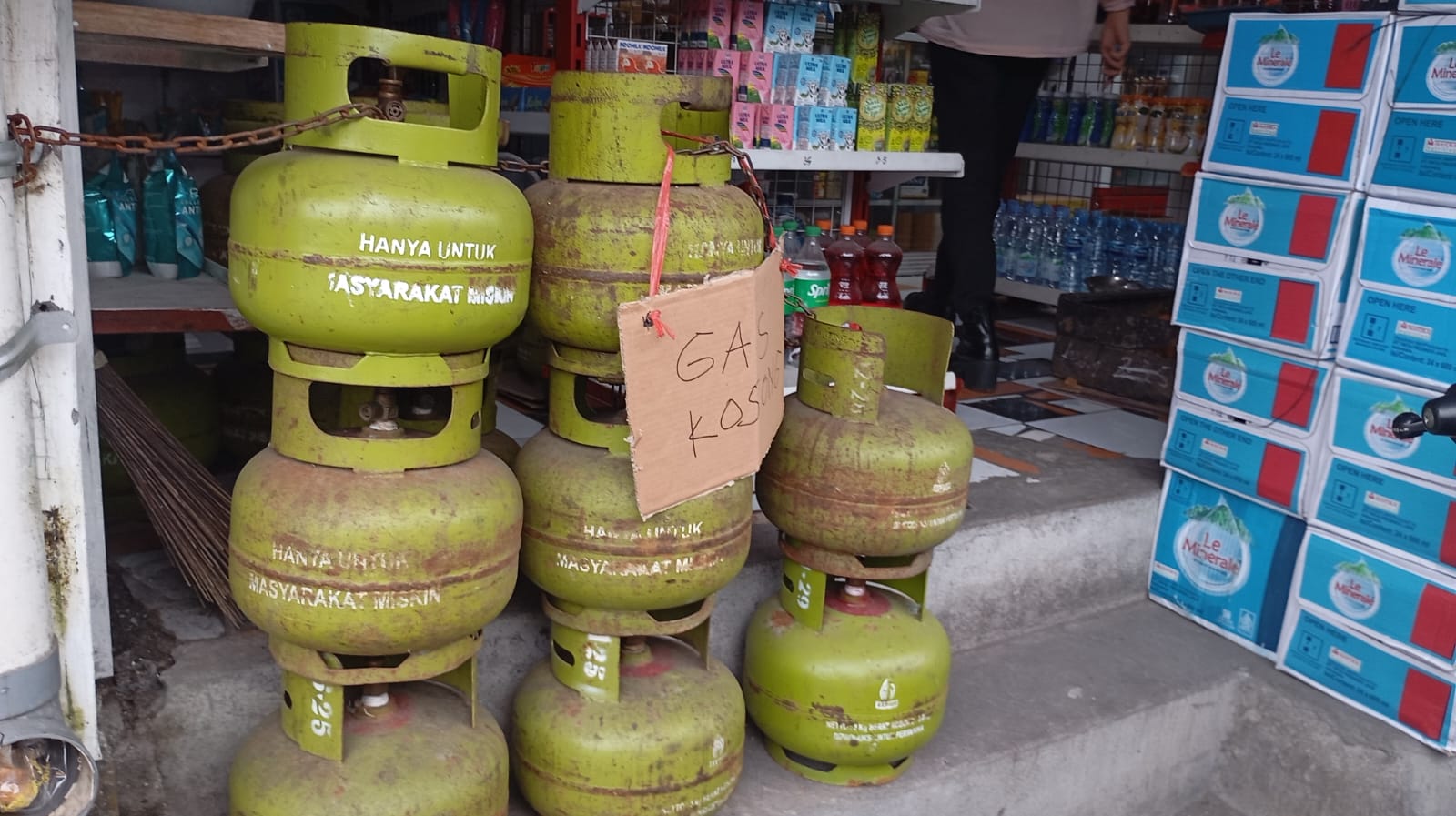 KOSONG: Kondisi ketersediaan gas melon yang masih kosong  pada pengecer di Kelurahan Karangwaru, Tegalrejo, Kota Jogja, Selasa (4/2/2025).  (IWAN NURWANTO/Radar Jogja)
