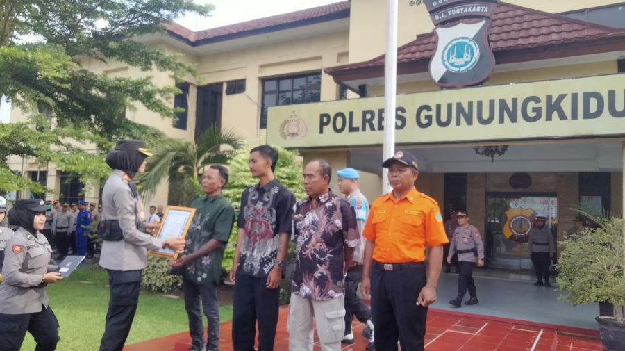 Pemberian penghargaan dilakukan di halaman kantor Mako Polres Gunungkidul, Selasa (4/2) pagi.