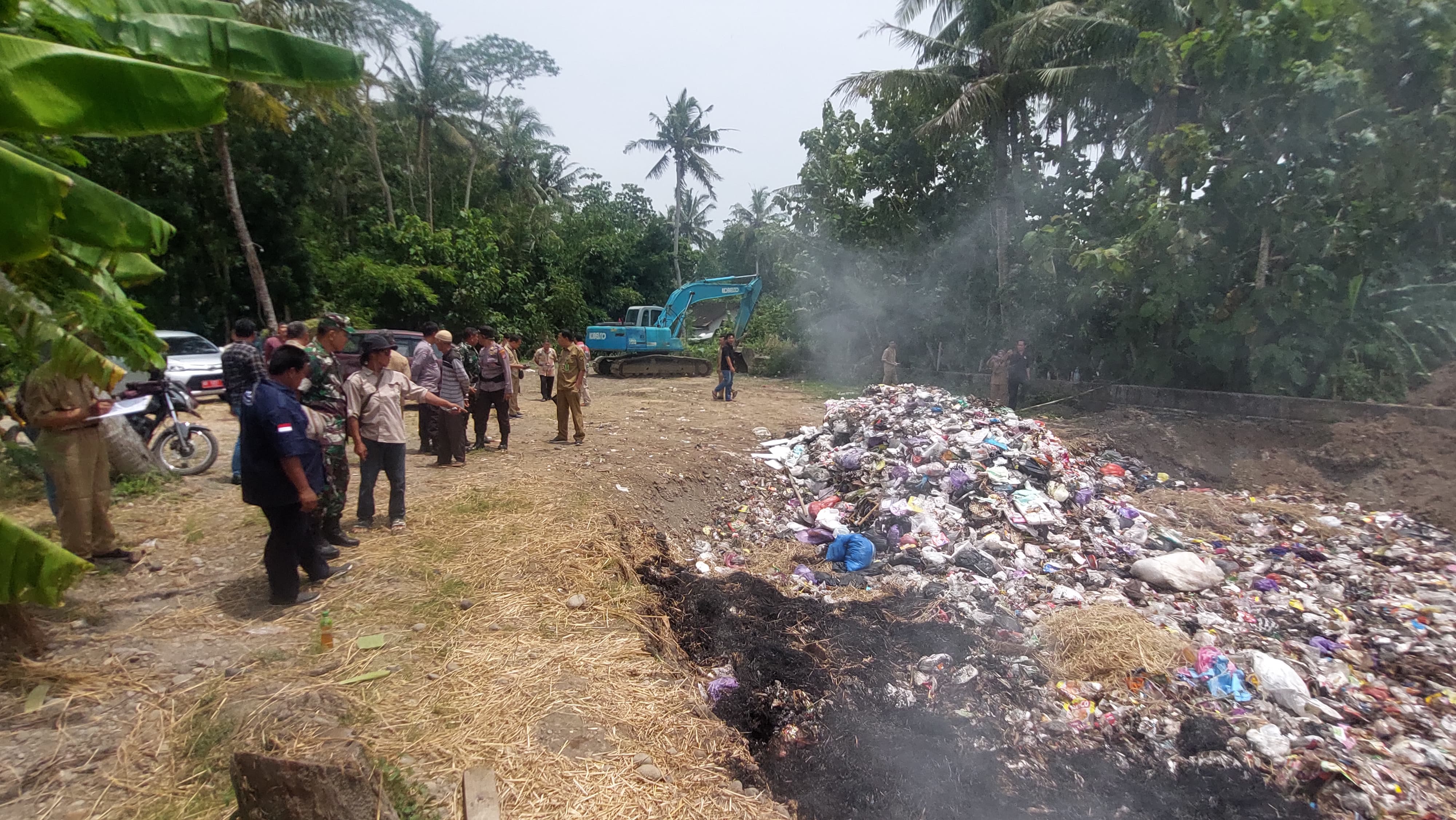 TUMPUKAN: Tim DLH dan aparat setempat meninjau lokasi sampah.&nbsp;