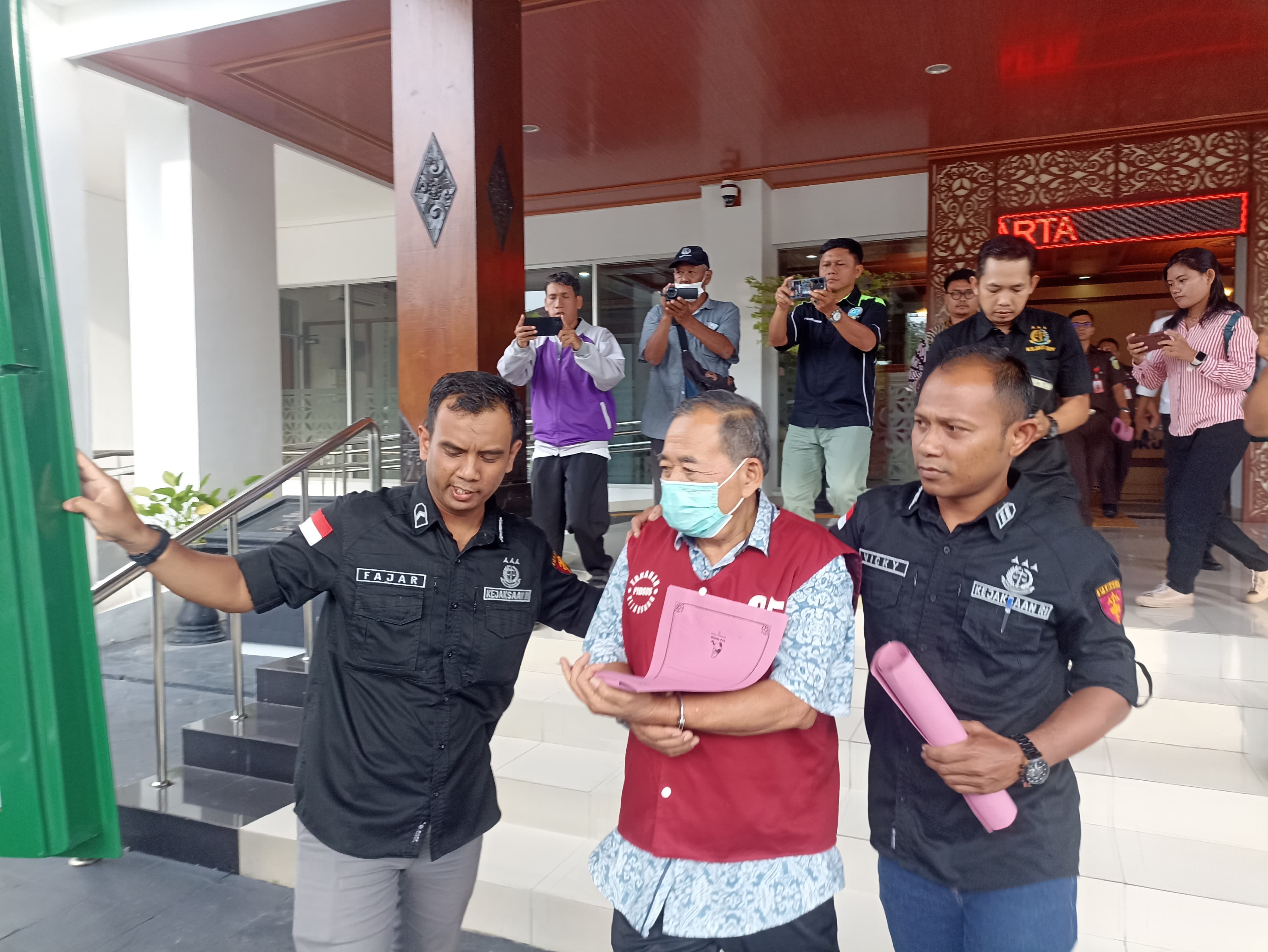 Tersangka Kasus Korupsi Pengadaan Tanah di Sindutan Kulon Progo Digelandang petugas Kejati DIY