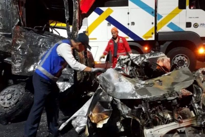 Petugas saat  proses evakuasi kecelakaan beruntun di Gerbang tol Ciawi, Bogor, Jawa Barat.