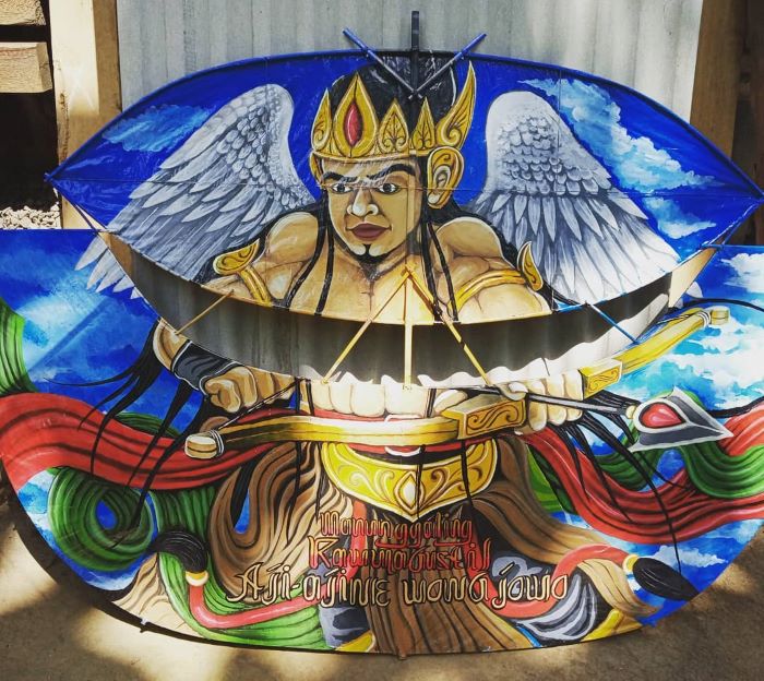 BANYAK MEDIA: Mural karya Tomik Endah Nurwanto banyak mengambil karakter tokoh seperti Gatotkaca, Hanoman, Arjuna, dan Semar.