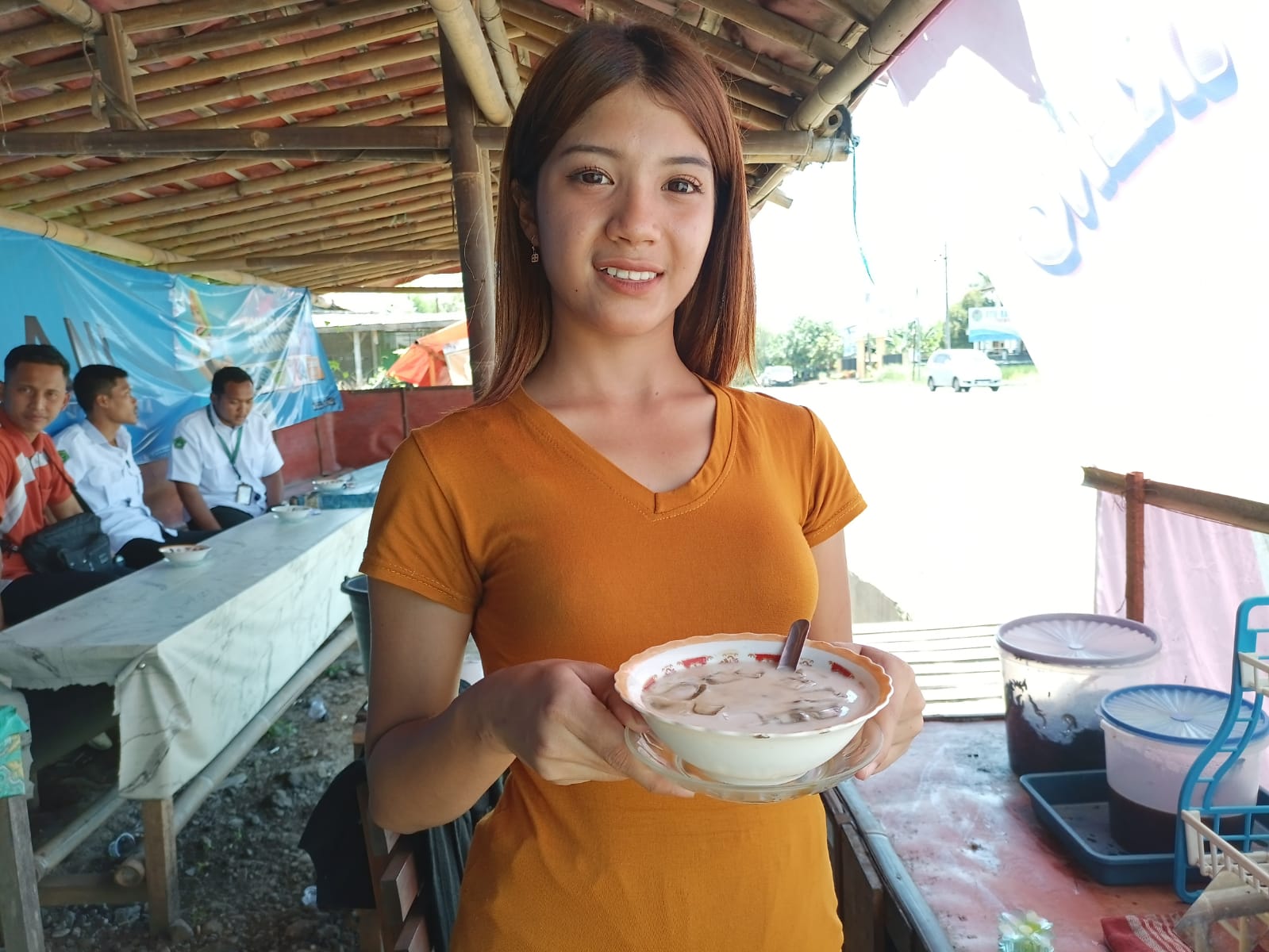 LARIS : Penjual es dawet ireng berparas ayu membuka kedai di pinggir Jalan Raya Kutoarjo-Purworejo.