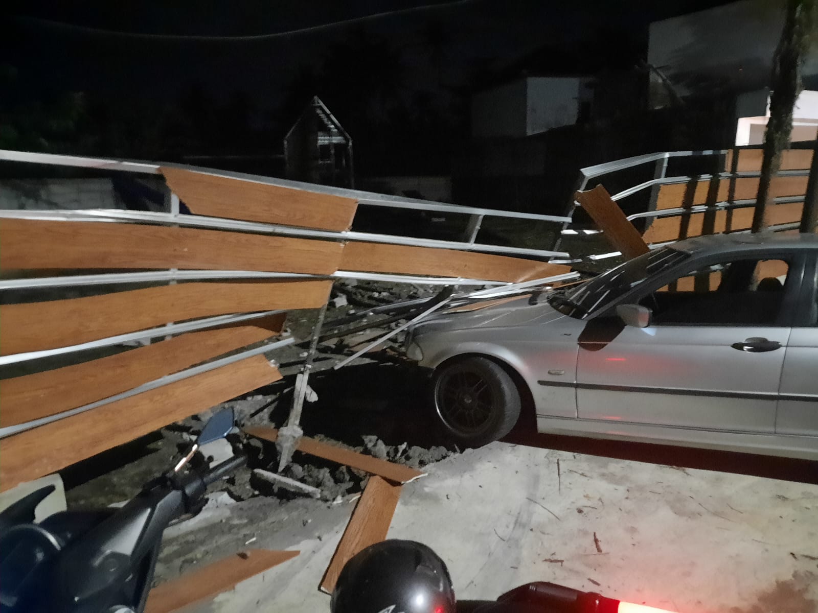 RUSAK: Mobil BMW yang dikendarai seorang mahasiswa menabrak pagar rumah, Rabu pagi (5/3).