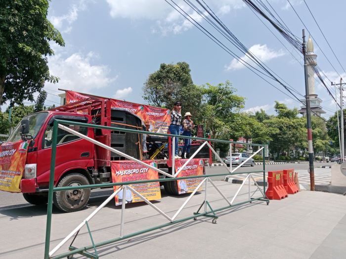 TURUN KE JALAN: Pemilik apartemen Malioboro City kembali melakukan demo di lingkungan Pemkab Sleman Rabu (5/2/2025).