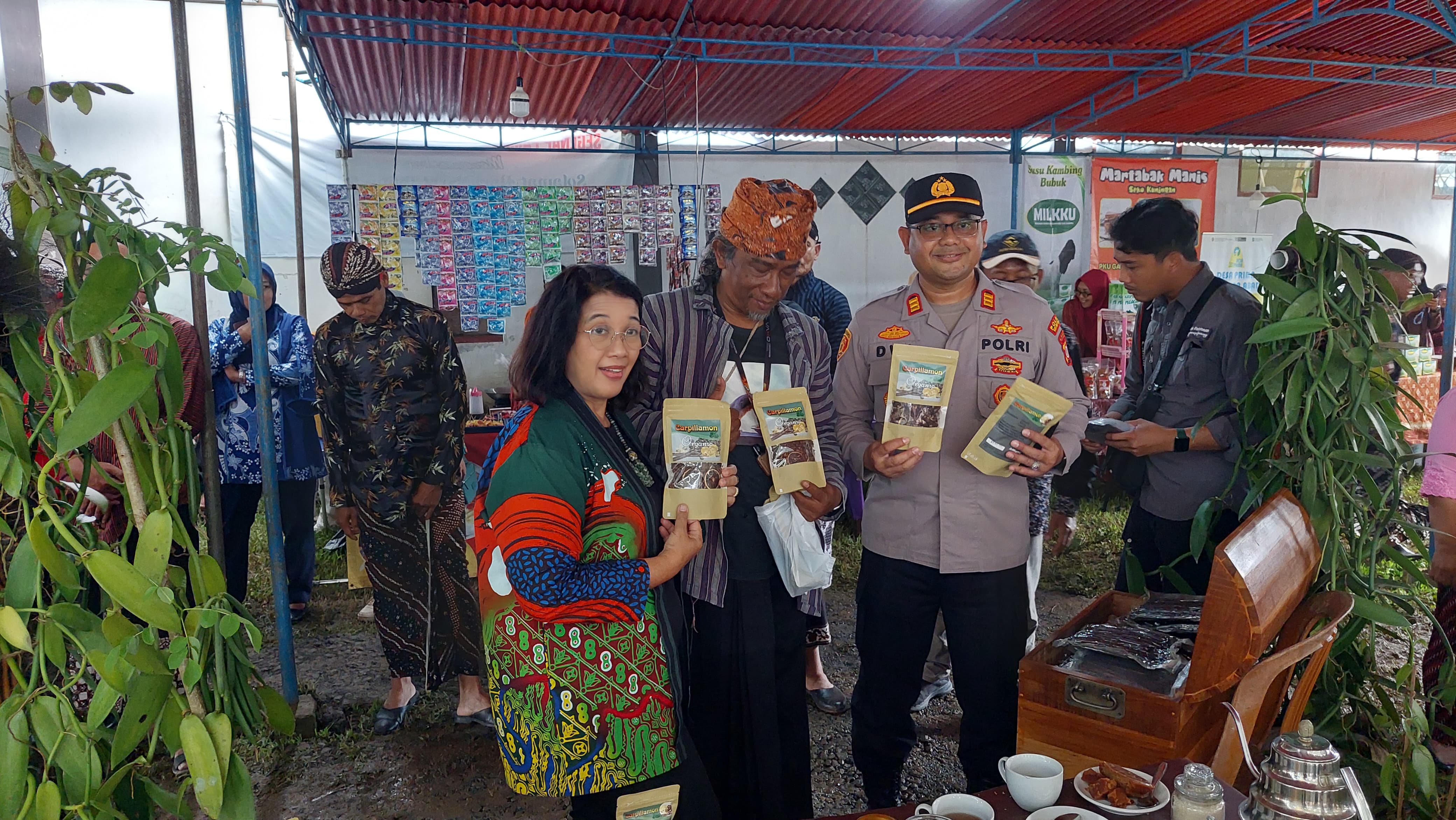 Pj Bupati meninjau salah satu unit usaha BUMKal Pagerharjo.&nbsp;
